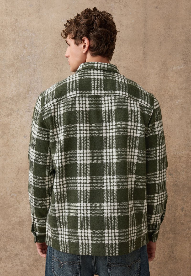 Groen-wit geruit overhemd met een klassieke kraag, lange mouwen en een zachte, gestructureerde stof, voorzien van knoopmanchetten en een rechte zoom.