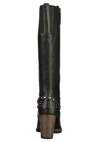 Botín de cuero negro hasta la rodilla con un eje texturizado, detalles de correa con tachuelas y un tacón grueso de madera. Acabado suave con cremallera lateral.