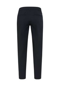 Pantaloni neri con design slim fit, tasche posteriori e una texture liscia. La cintura presenta una discreta targhetta del marchio sul retro.