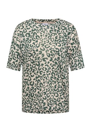 Beiges Kurzarmhemd mit grünem Leopardenmuster und rundem Halsausschnitt, innen im Kragen mit der Aufschrift "Cecil".