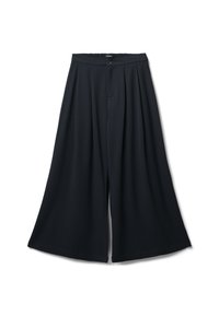 Schwarze, weit geschnittene Hosen mit lockerer Passform, ausgestattet mit einem gefalteten Vorderteil, einem elastischen Bund und ohne sichtbare Taschen oder Verzierungen.