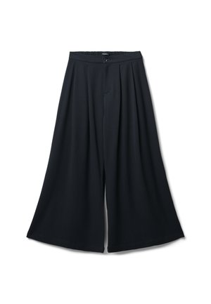 Pantaloni neri a gamba larga con un fit morbido, caratterizzati da un frontale plissettato, una cintura elastica e senza tasche visibili o decorazioni.