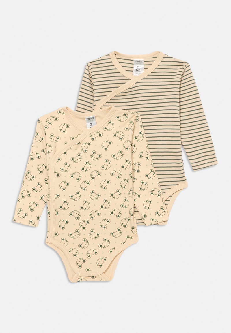 Dois bodies de bebé de mangas longas em bege, um com padrão de caras de ratinho verde e o outro com riscas horizontais verdes.