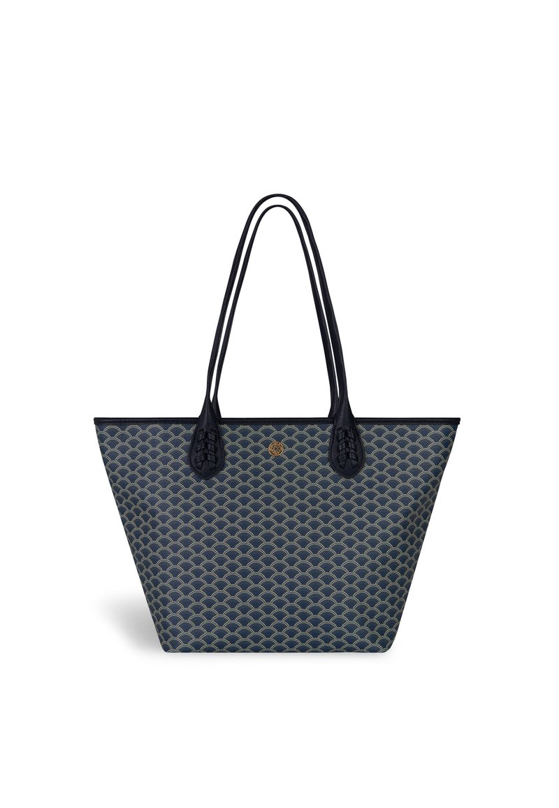 Sac fourre-tout bleu marine avec un motif à volants. Fabriqué en matériau texturé, il dispose de deux longues anses et d'un emblème doré. Les finitions incluent des extrémités de sangle tressées.