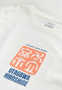 Weißes T-Shirt mit orangem, im japanischen Stil gestaltetem Stempelmotiv, dem Text "LOQUAT AND BIRD" und darunter in kräftigen blauen Buchstaben "UTAGAWA HIROSHIGE".