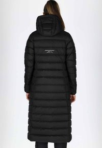 Czarna kurtka puchowa z kapturem, o długim fasonie, pikowanym wykończeniu i srebrnym logo z tyłu. Gładki, insulated materiał.