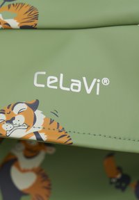 Lichtgroene waterdichte stof met tijgerillustraties en het "CeLaVi" logo. Bevat stikseldetails en speelse dierenpatronen.