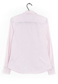 Randig långärmad skjorta i ljusrosa med vita vertikala ränder, knäppta manschetter och detalj på bakstycket. Hänger från en svart krok.