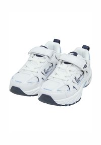 Valged sportlikud tossud, millel on tumesinised detailid, hingav võrk- ja nahkmaterjal, ees paelad ja peal Velcro rihm, näidatud kõrvuti.