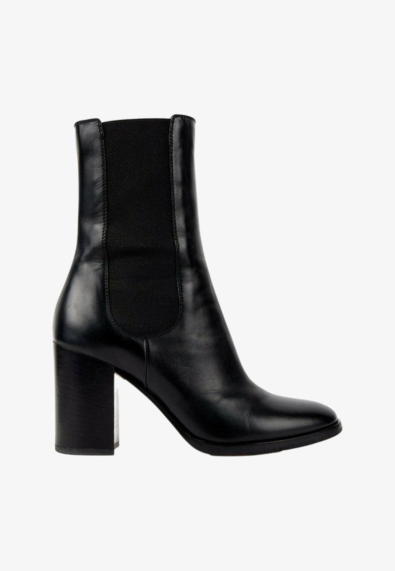 Bottine en cuir noir avec talon bloc et panneau latéral élastique, finition lisse et bout arrondi, vue de l’extérieur.