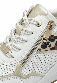 Weiße Leder Sneaker mit goldenen Akzenten, strukturierten Paneelen, Leopardenmuster-Details und goldenem Reißverschluss an der Seite. Ausgestattet mit passendem weißen Schnürsenkeln.