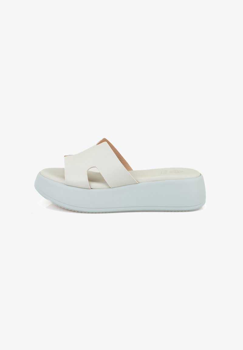 Witte slip-on sandalen met een getextureerde band met uitsnijdingen en een lichtblauwe platformzool. De schoen heeft een overall gladde afwerking.