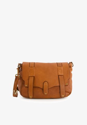 Bruine leren schoudertas met twee voorklaarstraps, een afgeronde bodem, een verstelbare schouderriem en messing accenten.