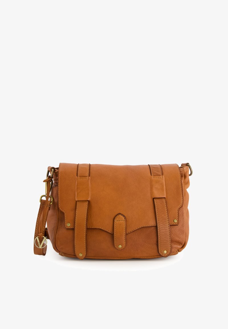 Brun læder messenger taske med to frontremme, en afrundet bund, justerbar skulderrem og messing hardware detaljer.