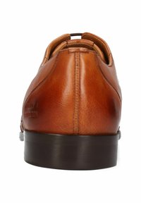 Scarpa elegante in pelle marrone con una finitura liscia, tacco arrotondato, design minimalista e cuciture sottili lungo la cucitura posteriore.
