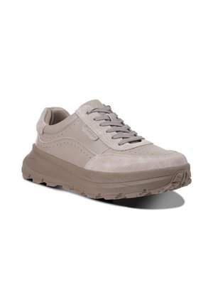 Sneaker casual marrone chiaro con suola spessa, chiusura frontale con lacci e tomaia traforata in camoscio e pelle, inclinata verso sinistra su sfondo bianco.