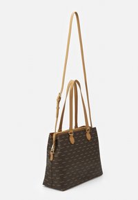 Bolso tote marrón con un patrón repetido del logo "Valentino", asas de cuero color beige y una correa larga ajustable para el hombro, sobre un fondo blanco.