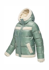 Polstret jakke i lysegrøn med cremefarvede faux shearling-detaljer på hætten, manchetterne og lommerne. Har en frontlynlås og høj hals.
