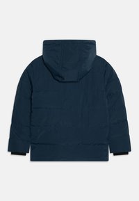 Marineblaue Steppjacke mit Kapuze, horizontaler Steppung, elastischen Bündchen und einer eleganten, glatten Textur. Rückansicht angezeigt.