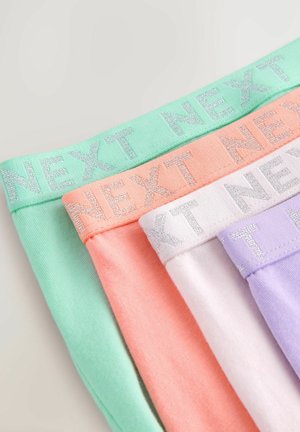 Čtyři páry elastického spodního prádla v mentolově zelené, korálové, bílé a levandulové barvě, každý s stříbrným logem "NEXT" na pásku.