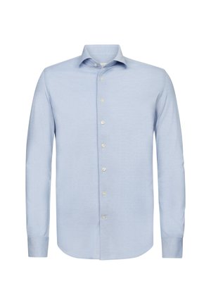 Jasnoniebieska koszula z długim rękawem z tkaniny w tkanej. Ma charakterystyczny kołnierzyk, zapięcie na guziki z przodu z białymi guzikami oraz prosty krój u dołu.