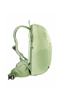 Mochila de nylon verde con correas de malla para los hombros, bolsillo lateral, herrajes robustos y forma curva y ergonómica para mayor comodidad durante su uso.