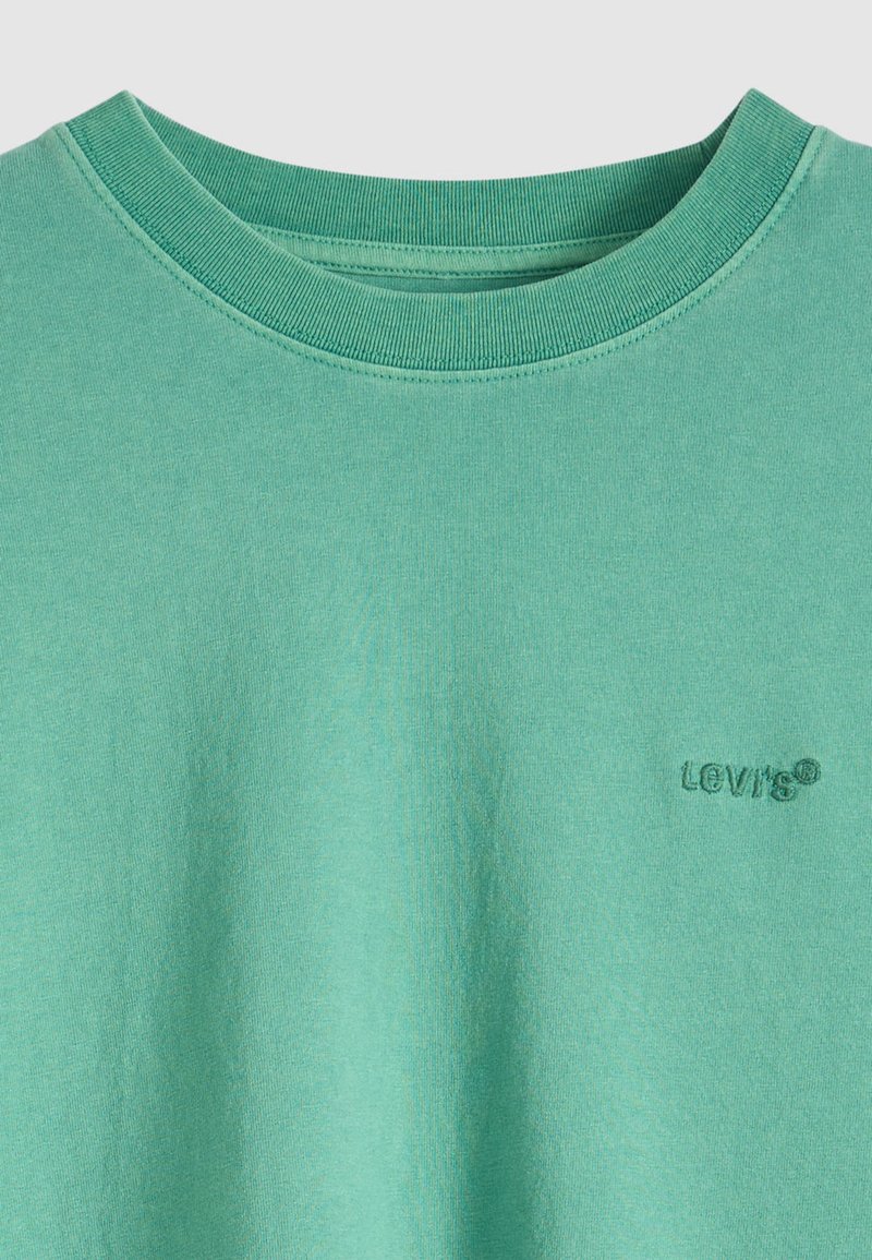 T-shirt vert à col rond avec petit logo Levi's brodé sur la poitrine gauche.