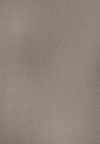Texturerad tyg i en dämpad taupe-färg, med en fin väv och en subtil glans, vilket ger ett mjukt utseende och känsla.