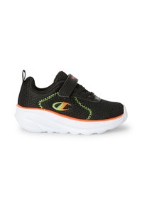 Scarpa sportiva nera in mesh con suola bianca, dettagli di cucitura arancioni e verdi, e una fascia in Velcro per una chiusura sicura.