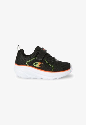 Scarpa sportiva nera in mesh con suola bianca, dettagli di cucitura arancioni e verdi, e una fascia in Velcro per una chiusura sicura.