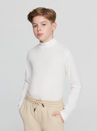 Biała, długorękawowa koszulka z golfem wykonana z miękkiego materiału; zestawiona z beżowymi spodniami dresowymi na sznurku, z kieszeniami i elastycznym pasem.