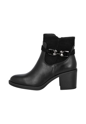Bota de cuero negra con parte superior de ante. Presenta un acento de cadena metálica y un tacón cuadrado. Textura suave y forma aerodinámica.