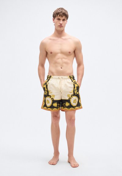 Μαύρα και κρεμ μαγιό σορτς με χρυσό μπαρόκ σχέδιο, ελαστική μέση με κορδόνι, πλαϊνές τσέπες και μήκος μέχρι το μέσο μηρού.