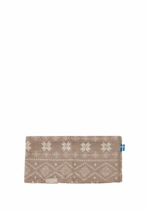 Bandeau beige en tricot avec des motifs blancs de flocons de neige nordiques et de losanges, avec une petite étiquette drapeau suédois sur le côté.