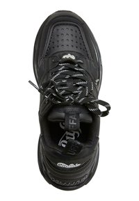 Černá sportovní obuv s texturovaným svrškem, perforacemi, reflexními detaily a vzorovanými tkaničkami. Silná podrážka s logem.