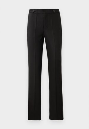 Pantalones negros ajustados con pierna recta, dos bolsillos delanteros, cierre de botón y detalles de pliegues en la parte delantera. Textura de tela suave.