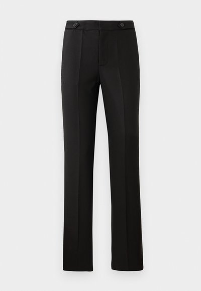 Pantaloni neri su misura con gamba dritta, due tasche frontali, chiusura con bottone e dettagli con pieghe sul davanti. Tessuto morbido.