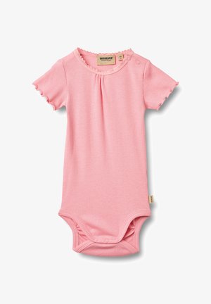 Lyserød, ribbet babyheldragt med korte ærmer, bølgede kanter og knaplukning ved skulderen. Trykknapper forneden for nem påklædning.