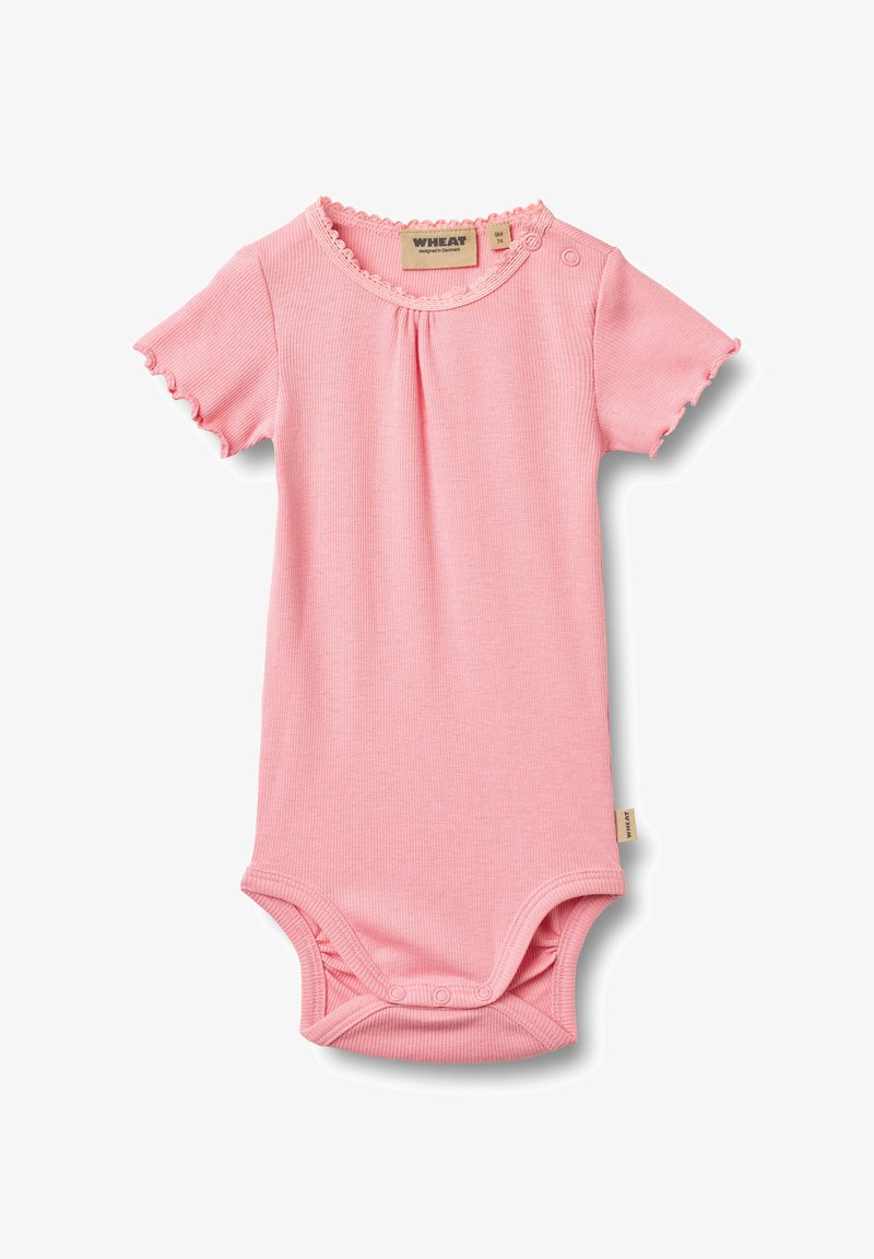 Grenouillère pour bébé rose à côtes, manches courtes, bords festonnés et fermeture à boutons à l'épaule. Pressions à l'entrejambe pour un habillage facile.