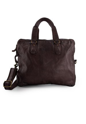 Mørkebrun lædermappe med dobbelte top-håndtag og justerbar skulderrem mod en hvid baggrund.