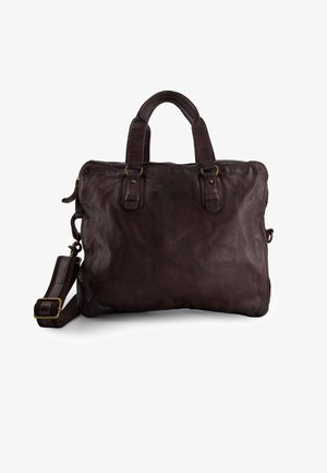 Donkerbruine leren aktetas met dubbele bovenhandvatten en verstelbare schouderriem tegen een witte achtergrond.
