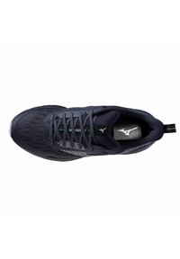 Zapatilla deportiva negra con parte superior de malla, superposiciones texturizadas y acentos grises. Presenta un diseño de cordones y un collar acolchado para mayor soporte.