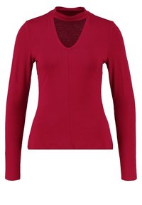 Punainen pitkähihaisen paita, jossa on istuva muotoilu, V-pääntiö ja teksturoitu korkea kaulus. Silkkinen kangas, jossa on hienovarainen joustavuus.
