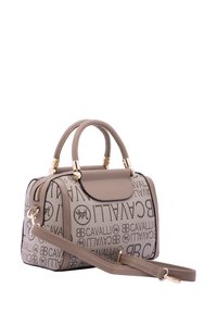 Borsa grigia con un'esterno testurizzato caratterizzato da motivi a logo neri, doppi manici superiori e una tracolla staccabile. Accessori in oro.