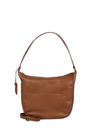 Bolso de hombro de cuero marrón con una sola correa, cierre de cremallera y una pequeña hebilla en una correa lateral ajustable.