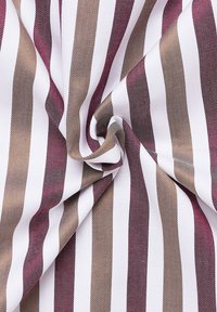 Tessuto di cotone con ampie righe verticali in bordeaux, marrone e bianco. La superficie è liscia con una leggera lucentezza.