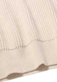 Rippstrickpullover in einem sanften Beigeton, mit einem gewellten Saum und texturierter Oberfläche, aus einem leichten, dehnbarem Stoff gefertigt.