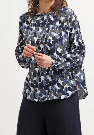Blusa a maniche lunghe con un motivo astratto a pois blu navy, grigio e bianco, vestibilità rilassata e orlo arrotondato. Tessuto leggero con texture liscia.
