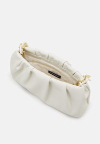 Pochette en similicuir blanc avec un design plissé, des éléments métalliques dorés et une fermeture éclair sur le dessus. L'intérieur comporte une étiquette et une doublure beige douce.