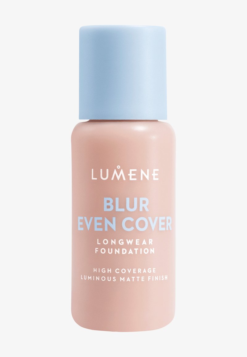 Lumene Blur Even Cover longwear foundation-flaske, høy dekkevne, lysende matt finish, lys beige med blå hette.